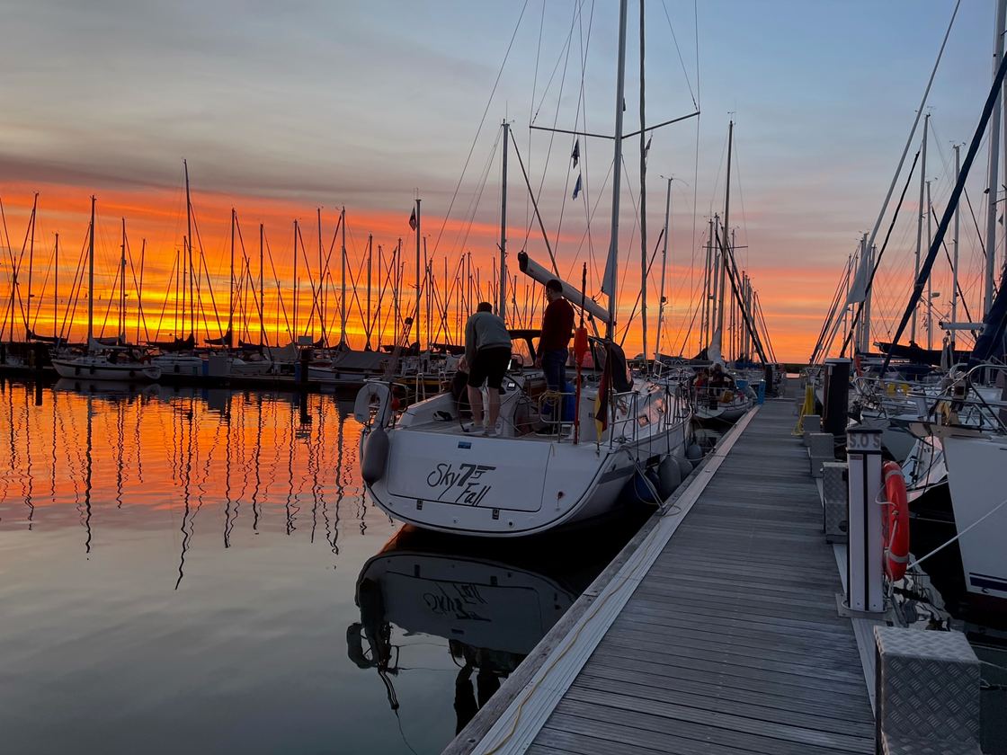 Segelboot im Hafen bei Sonnenuntergang